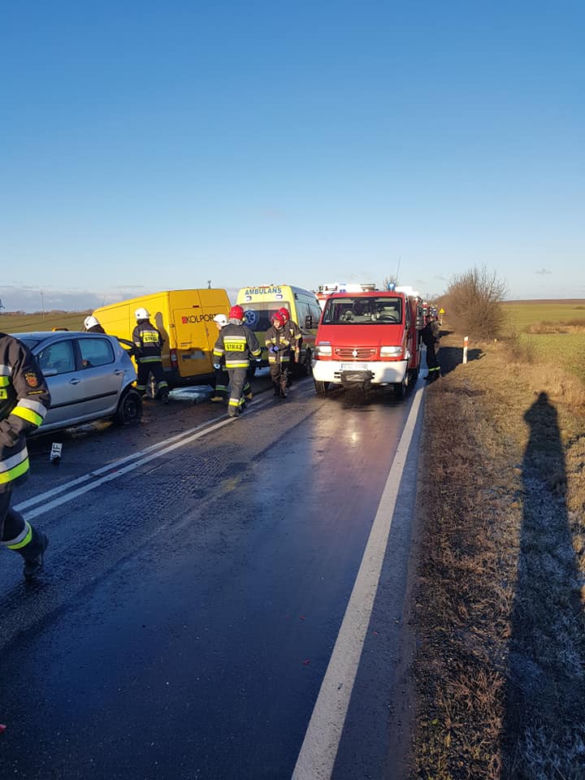 Karambol na DK 25 w Mąkowarsku! Trzy osoby zostały ranne! [ZDJĘCIA]