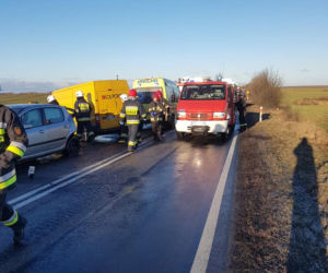 Karambol na DK 25 w Mąkowarsku! Trzy osoby zostały ranne! [ZDJĘCIA]