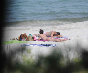 Kaczyńska z nieznajomym smaży się na plaży