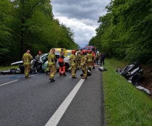 BMW zderzyło się czołowo z Kią. Dwie osoby zginęły na miejscu [ZDJĘCIA]