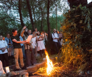 Ogień, wianki i szukanie kwiatu paproci: W Krakowie świętowano Noc Kupały [ZDJĘCIA]