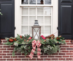 Jak pomysłowo ozdobić okna z zewnątrz na Boże Narodzenie? Oto 50 propozycji na świąteczną wizytówkę domu