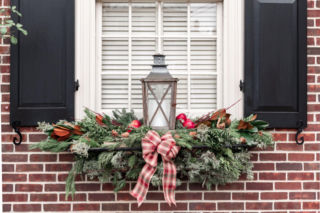 Jak pomysłowo ozdobić okna z zewnątrz na Boże Narodzenie? 50 propozycji