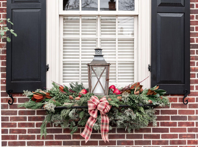 Zewnętrzne dekoracje okien na Boże Narodzenie