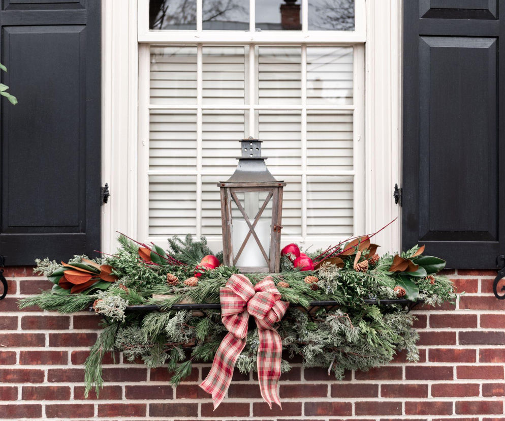 Zewnętrzne dekoracje okien na Boże Narodzenie