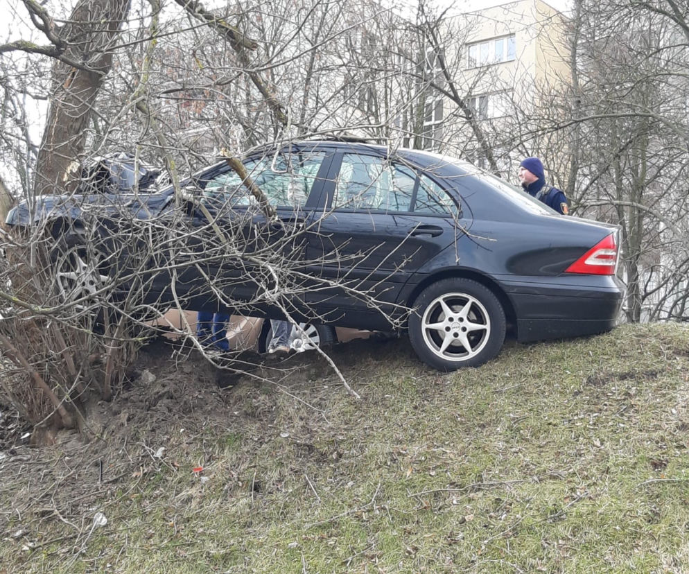 Huknął w drzewo, połamał latarnię. Pijany kierowca kompletnie rozbił mercedesa