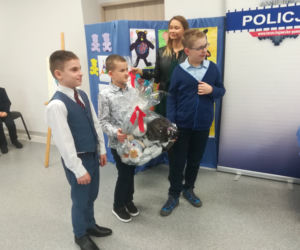 Dzieci z SP nr 31 w Toruniu podarowały pluszaki policjantom