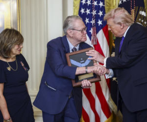 Ludzie poruszeni wyczynem żołnierza, którego pośmiertnie odznaczył Trump