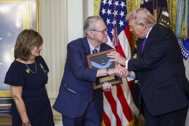 Ludzie poruszeni wyczynem żołnierza, którego pośmiertnie odznaczył Trump