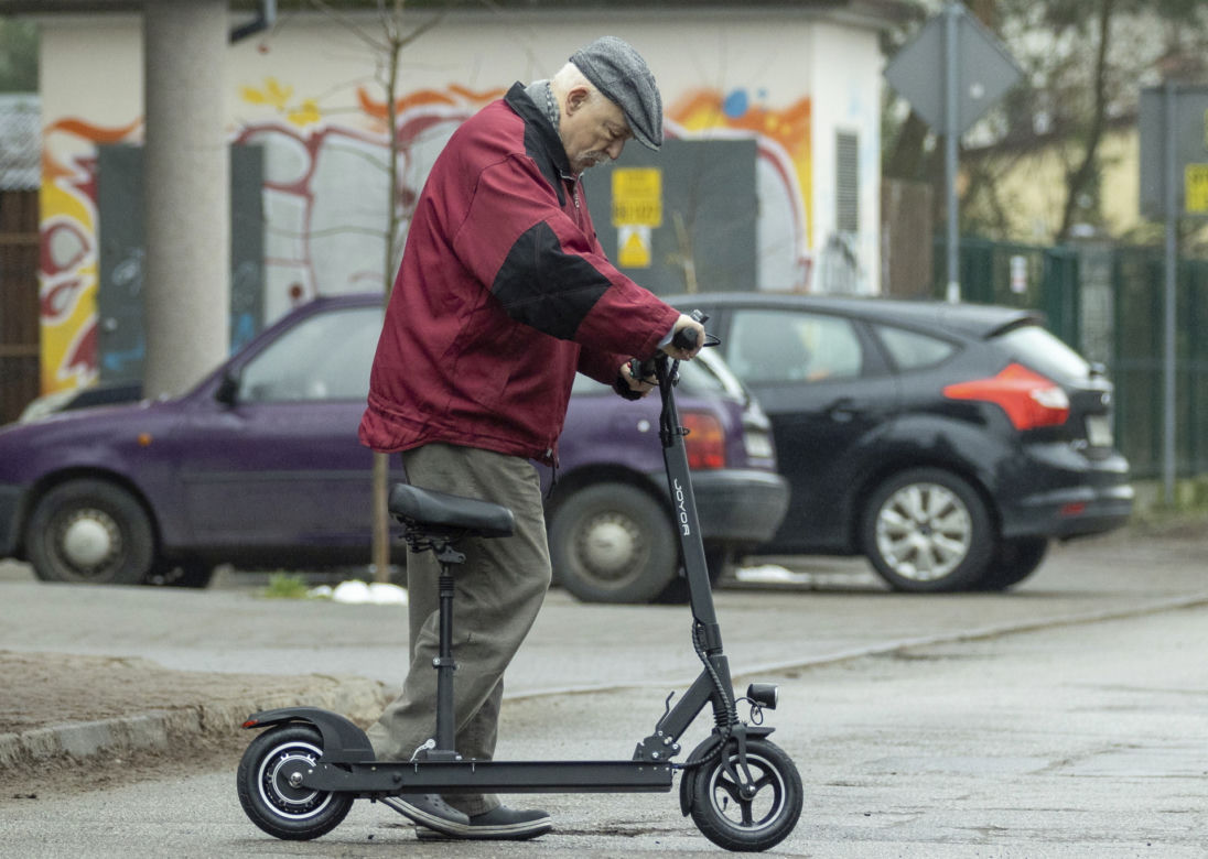 Janusz Korwin-Mikke jedzie 20 km/h i pędzi na bazar