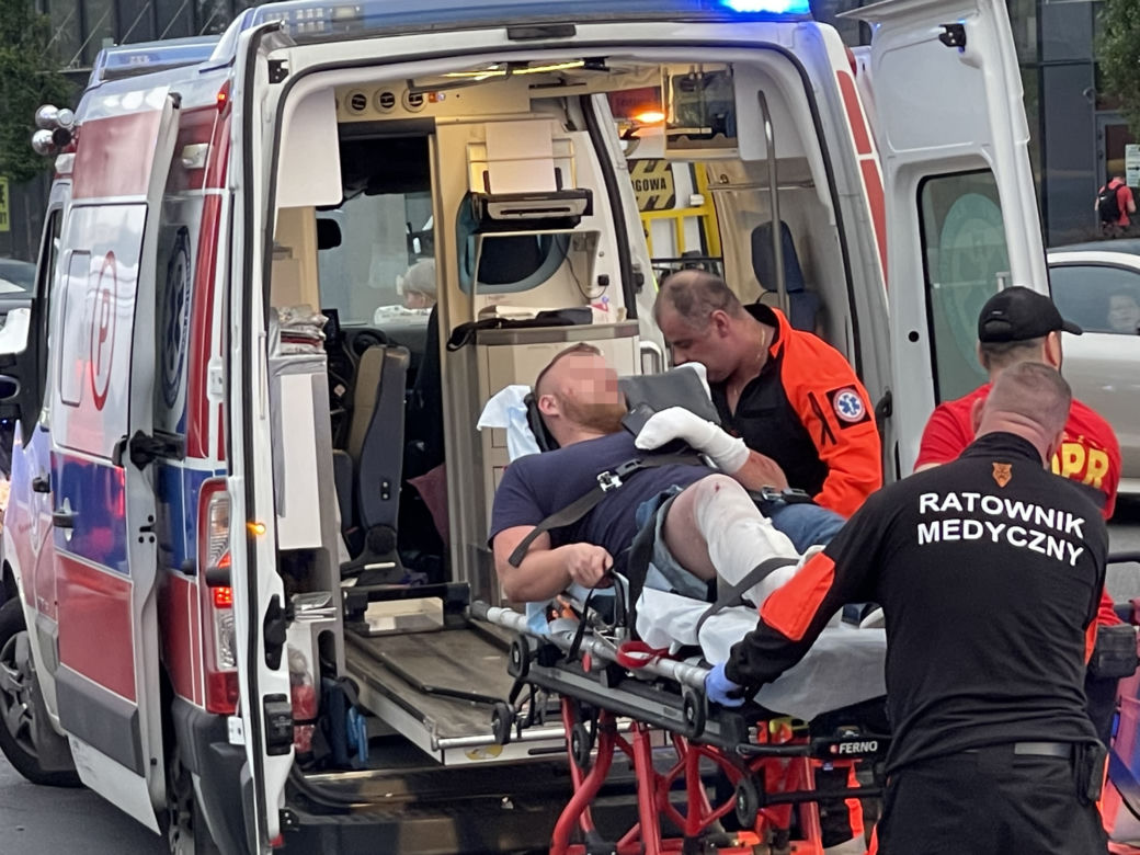 Śmiertelny wypadek w Warszawie. Nie żyje młody mężczyzna, auto prowadził jego teść