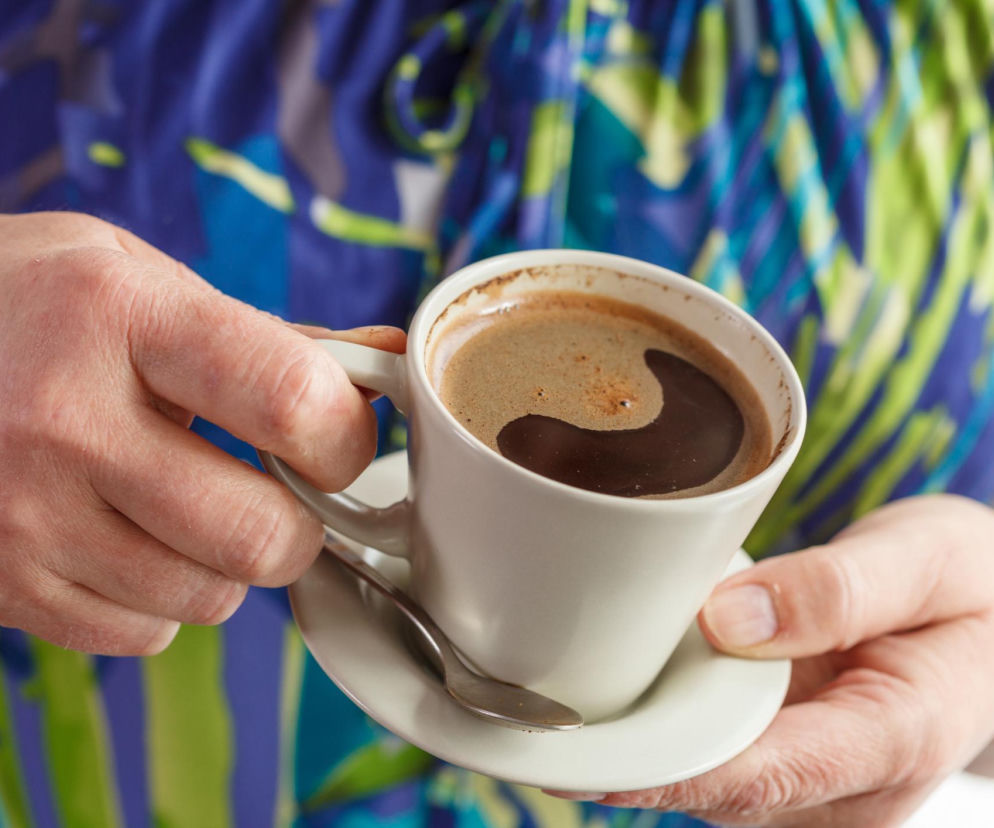 Kawa bezkofeinowa zmienia bakterie jelitowe i nastrój. Nowe badanie zaskakuje