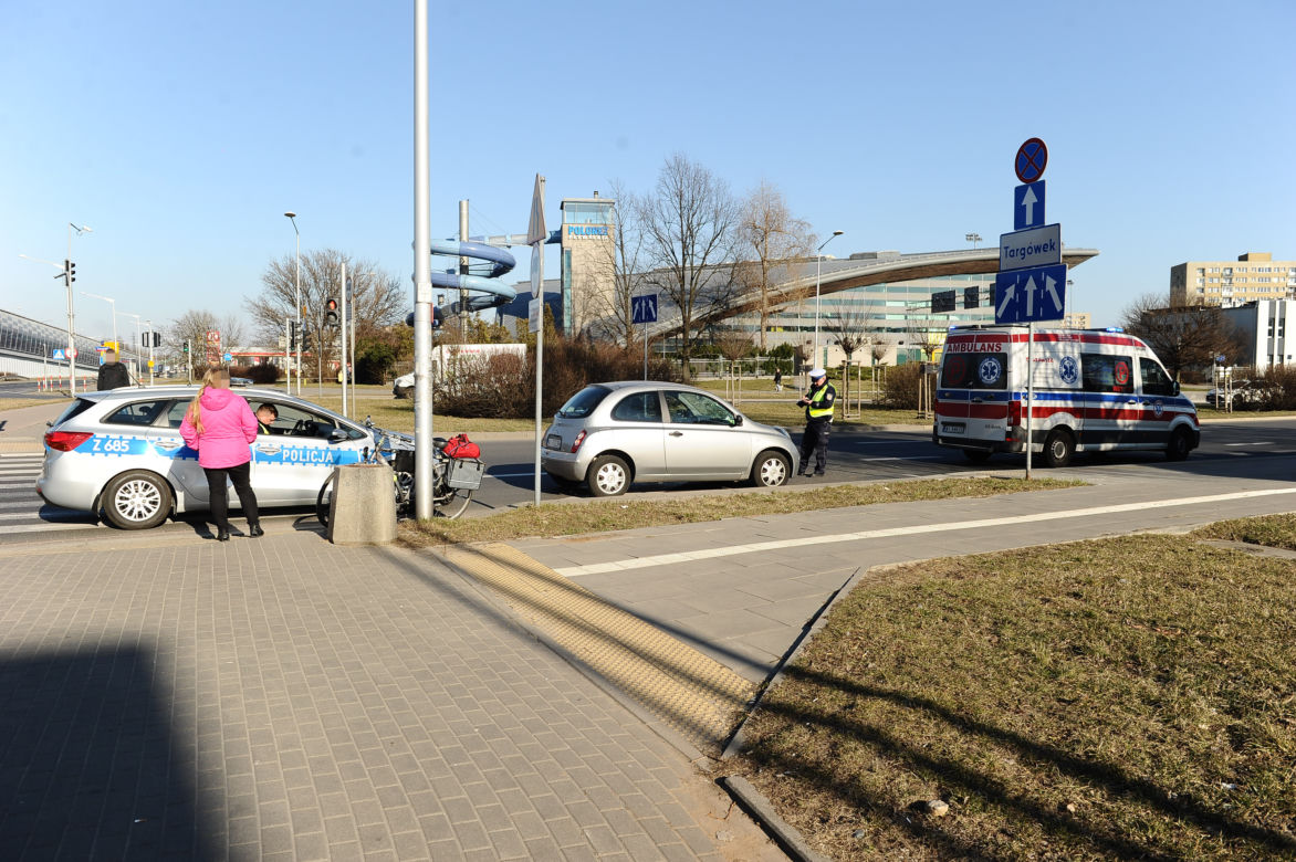 Gruchnął małym nissanem w rowerzystkę na przejeździe! Krok od tragedii