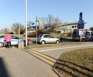 Gruchnął małym nissanem w rowerzystkę na przejeździe! Krok od tragedii