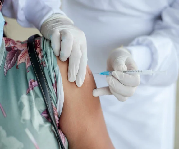 Zbliża się fala zachorowań. Eksperci apelują o szczepienia