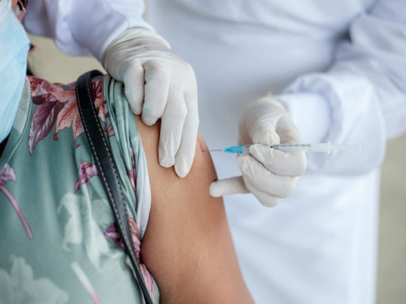 Kolejna fala zachorowań w Polsce, eksperci biją na alarm. Ważny apel: Trzeba rozpocząć szczepienia