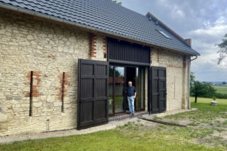 Remont powolny i smakowity jak slow food i przy pomocy lokalnych rzemieślników, Kamienna stodoła z wapienia z niezwykłymi okienkami