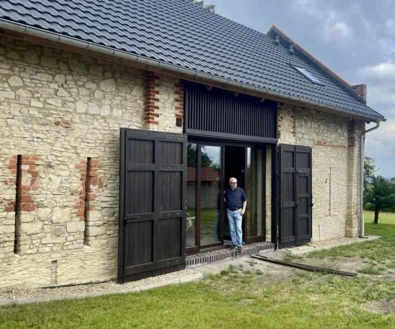 Dlaczego stodoła? Bo była tania, a poprzedni właściciel i tak wyburzył dom. Powolny, smakowity remont budynku z wapienia. Spójrzcie na okna