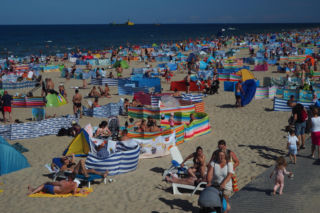 Ania nie znosiła swojej szwagierki. Jeden moment na plaży kazał jej spojrzeć na nią inaczej