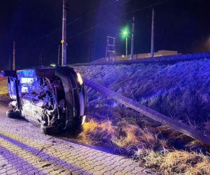 Tajemnicza kraksa w Nowym Sączu. Kierowca ściął latarnię i rozpłynął się w powietrzu