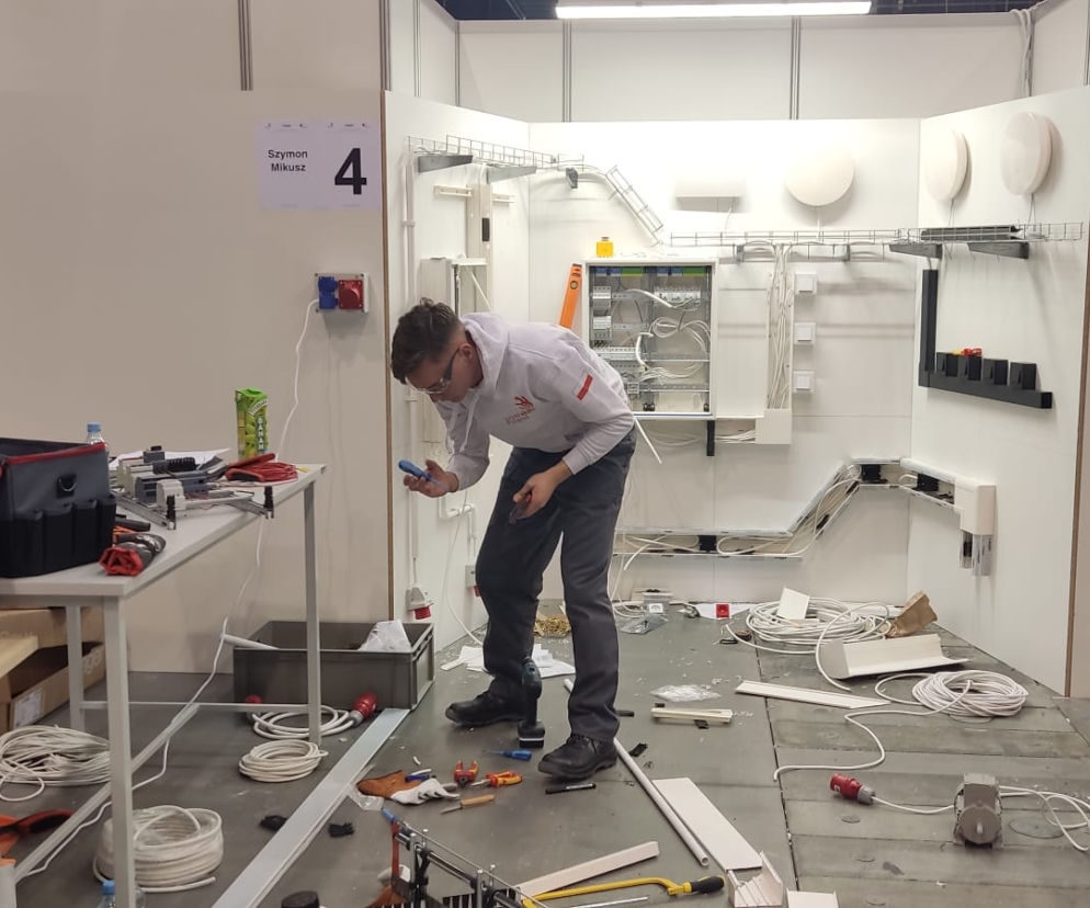 Szymon Mikusz podczas prac 