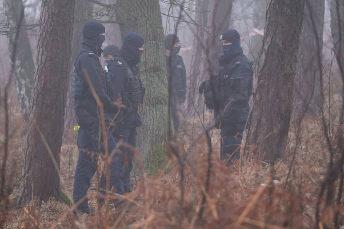 Służby pracują na miejscu katastrofy helikoptera w Pszczynie. Koszmarne widoki [ZDJĘCIA]