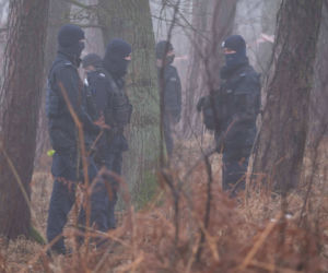 Służby pracują na miejscu katastrofy helikoptera w Pszczynie. Koszmarne widoki [ZDJĘCIA]