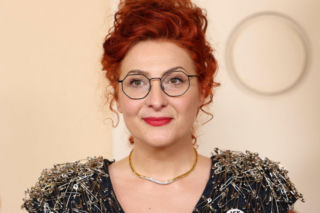 Polka na czerwonym dywanie robi furorę. Walczy o Oscara a jej strój ma ukryty przekaz