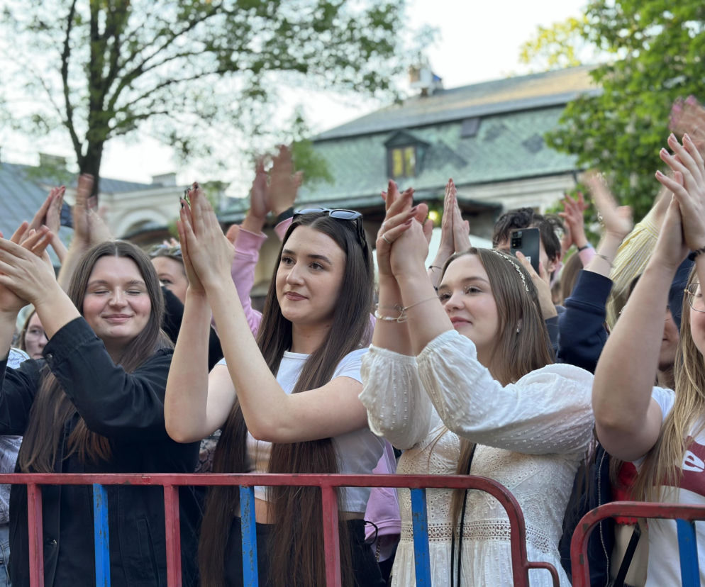 Młodzi ludzie klaszczą pod sceną podczas koncertu. O Jesiennych Juwenaliach PŚk przeczytasz na Eska Kielce.