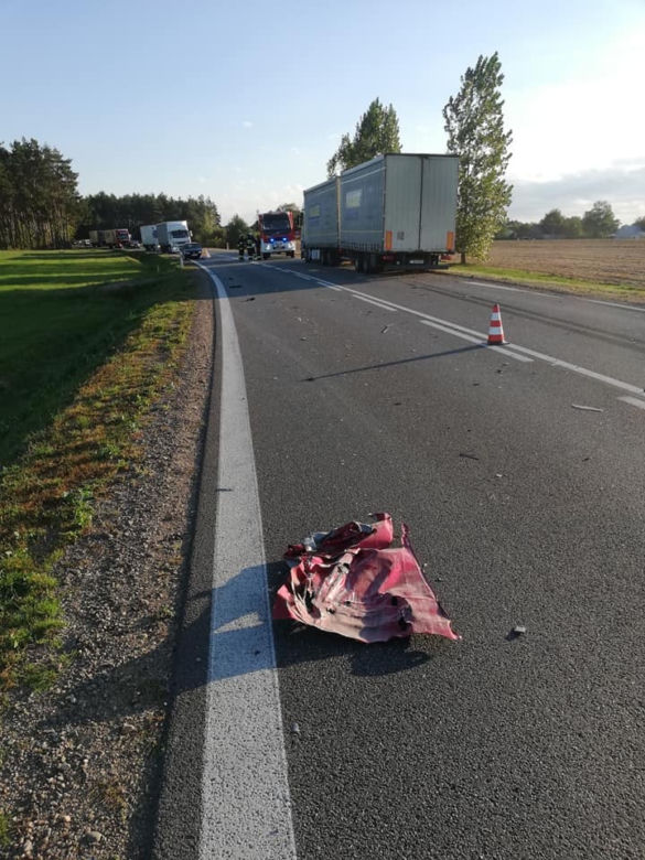 Groźne zderzenie mazdy z ciężarówką. Osobówka zjechała na przeciwny pas [ZDJĘCIA]