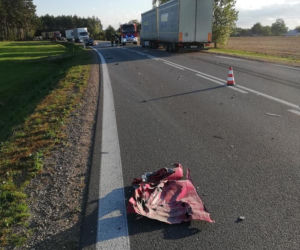 Groźne zderzenie mazdy z ciężarówką. Osobówka zjechała na przeciwny pas [ZDJĘCIA]