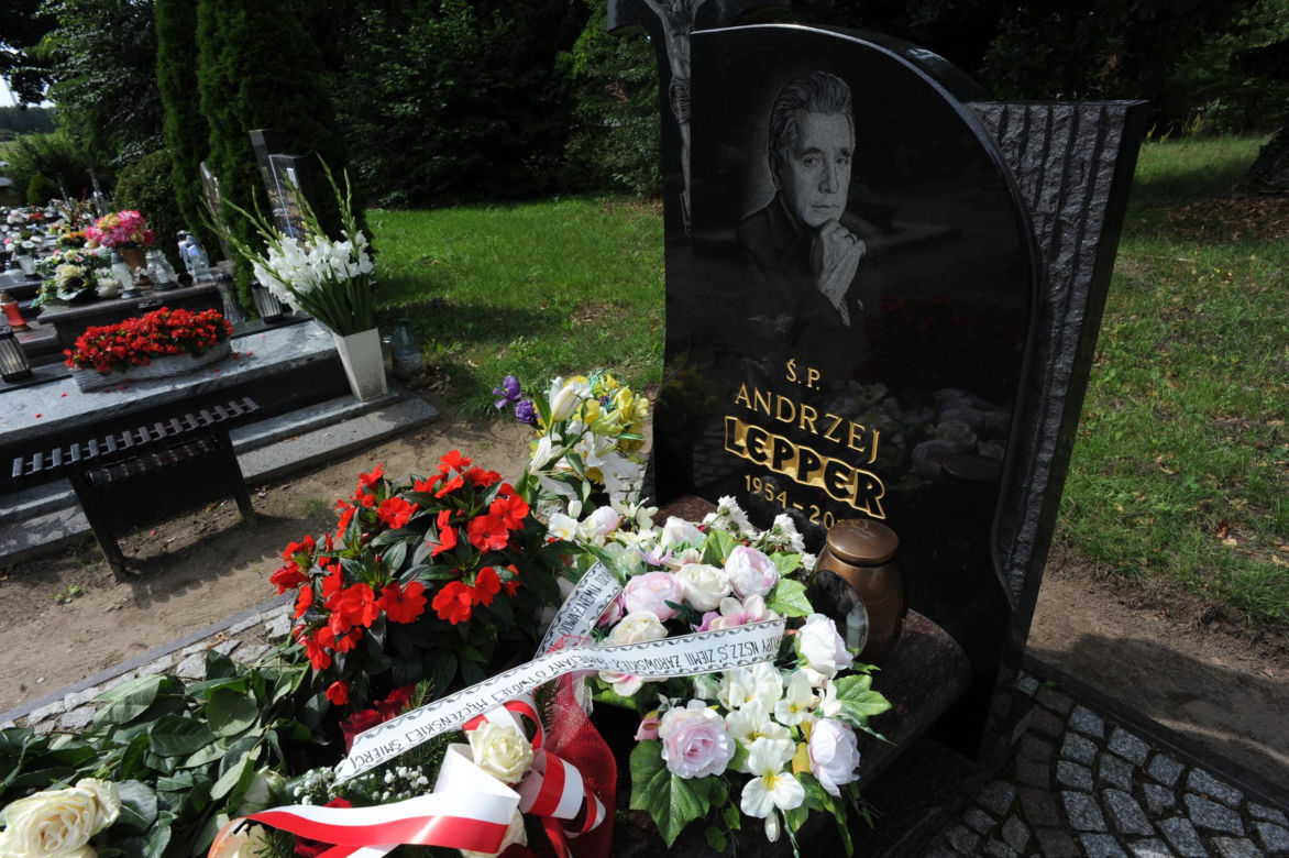 Rocznica tragicznej śmierci Andrzeja Leppera. Oto, jak wygląda jego grób 12 lat od śmierci