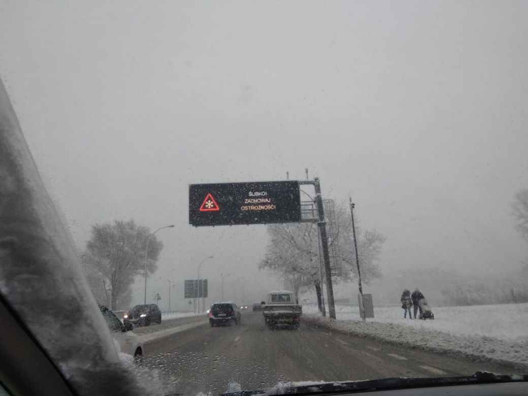 FATALNE warunki na drogach Rzeszowa. Śnieżny ARMAGEDON! [ZDJĘCIA]