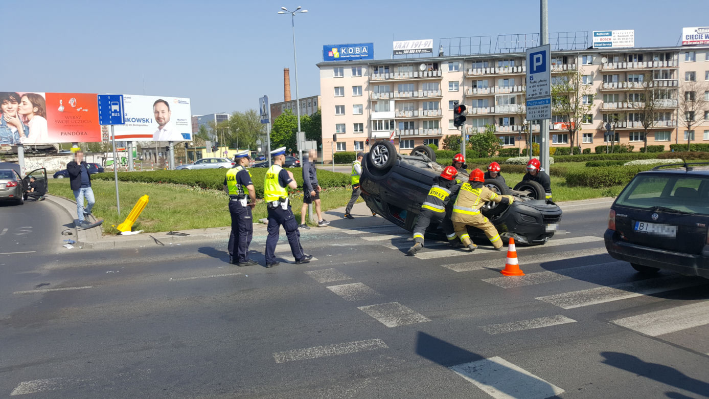 Białystok. Wypadek w centrum Białegostoku. Opel na dachu