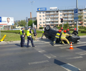 Białystok. Wypadek w centrum Białegostoku. Opel na dachu