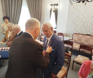 Pamiątkowe medale, legitymacje i kwiaty z okazji 50-lecia pożycia małżeńskiego odebrało w Siedlcach osiem par