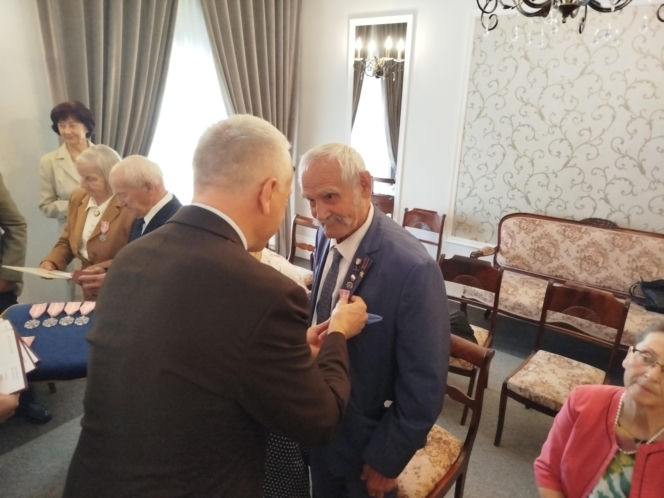 Pamiątkowe medale, legitymacje i kwiaty z okazji 50-lecia pożycia małżeńskiego odebrało w Siedlcach osiem par