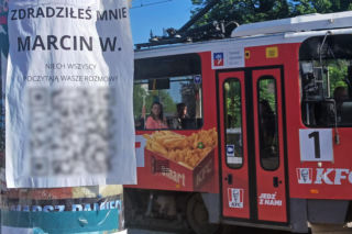 „Zdradziłeś mnie, Marcin W.”. Tajemnicze plakaty w centrum miasta pod lupą detektywa. Zemsta czy sprytny scam? 