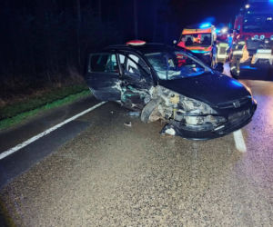 Dwa auta zderzyły się na trasie Starachowice-Lubienia. Wśród rannych nastolatka