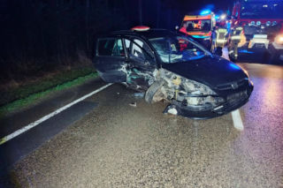 Dwa auta zderzyły się na trasie Starachowice-Lubienia. Wśród rannych nastolatka