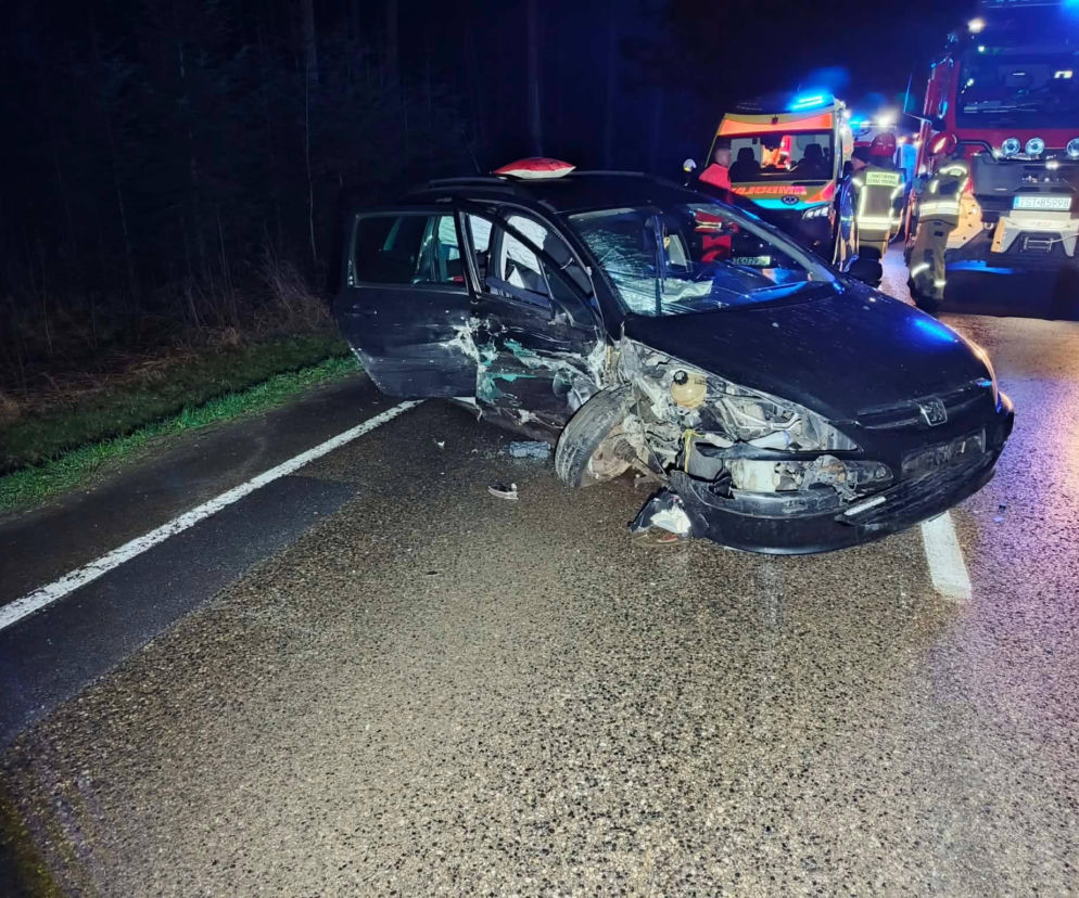 Na drodze Starachowice-Lubienia zderzyły się dwa samochody osobowe. Są poszkodowani w tym nastolatka