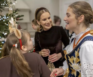 Uczniowie z Zakopanego ubrali choinkę w Pałacu Prezydenckim. Córka Pierwszej Damy skradła show!