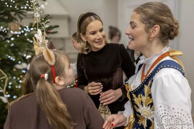 Uczniowie z Zakopanego ubrali choinkę w Pałacu Prezydenckim. Córka Pierwszej Damy skradła show!