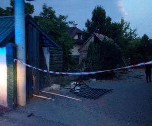 Wykowo. Samochód wbił się w budynek