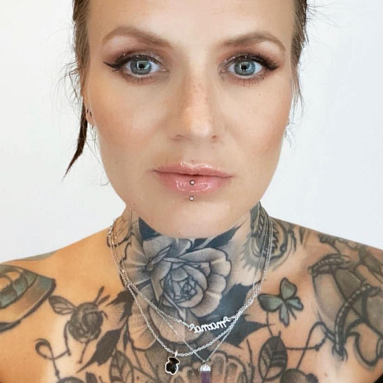 Karolina Opolska nową prowadzącą w TVP Info. Uwagę przykuwa ogromny tatuaż na szyi