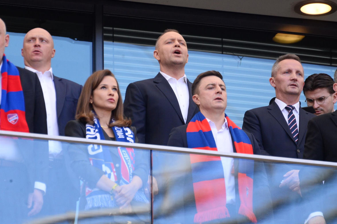 Karol Nawrocki wśród kibiców. Tak wyglądał na meczu