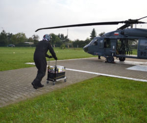 Policyjny Black Hawk z sercem na pokładzie wylądował przed szpitalem we Wrocławiu