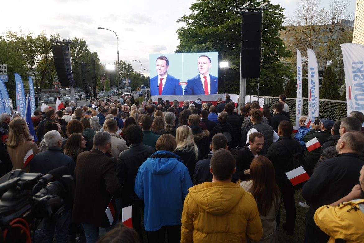 Tłumy pod siedzibą TVP. Debatę Trzaskowski–Nawrocki oglądają na telebimie