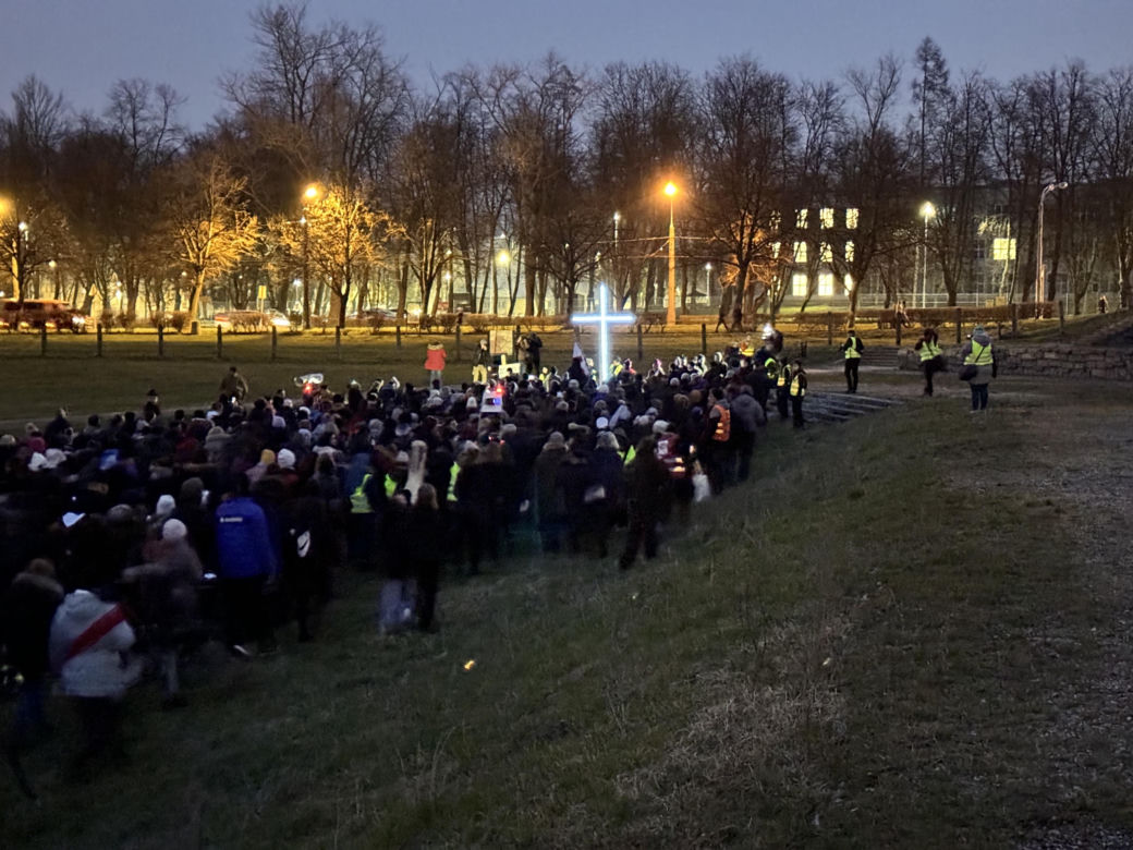 Ogrom wiernych przybył na Drogę Krzyżową na Majdanku. Mamy zdjęcia!