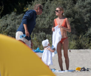 Kasia Tusk w bikini na plaży z rodziną